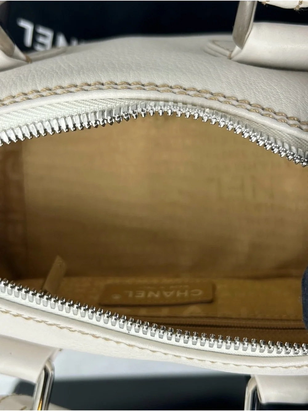 Women Chanel, LAX Cream pebbled grain leather bowler bag series 8 made in Italy